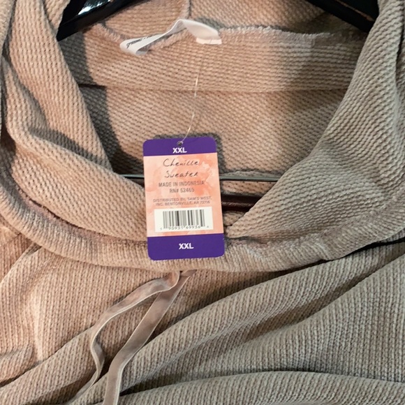 Light pink sweater with tags on it - Picture 2 of 2